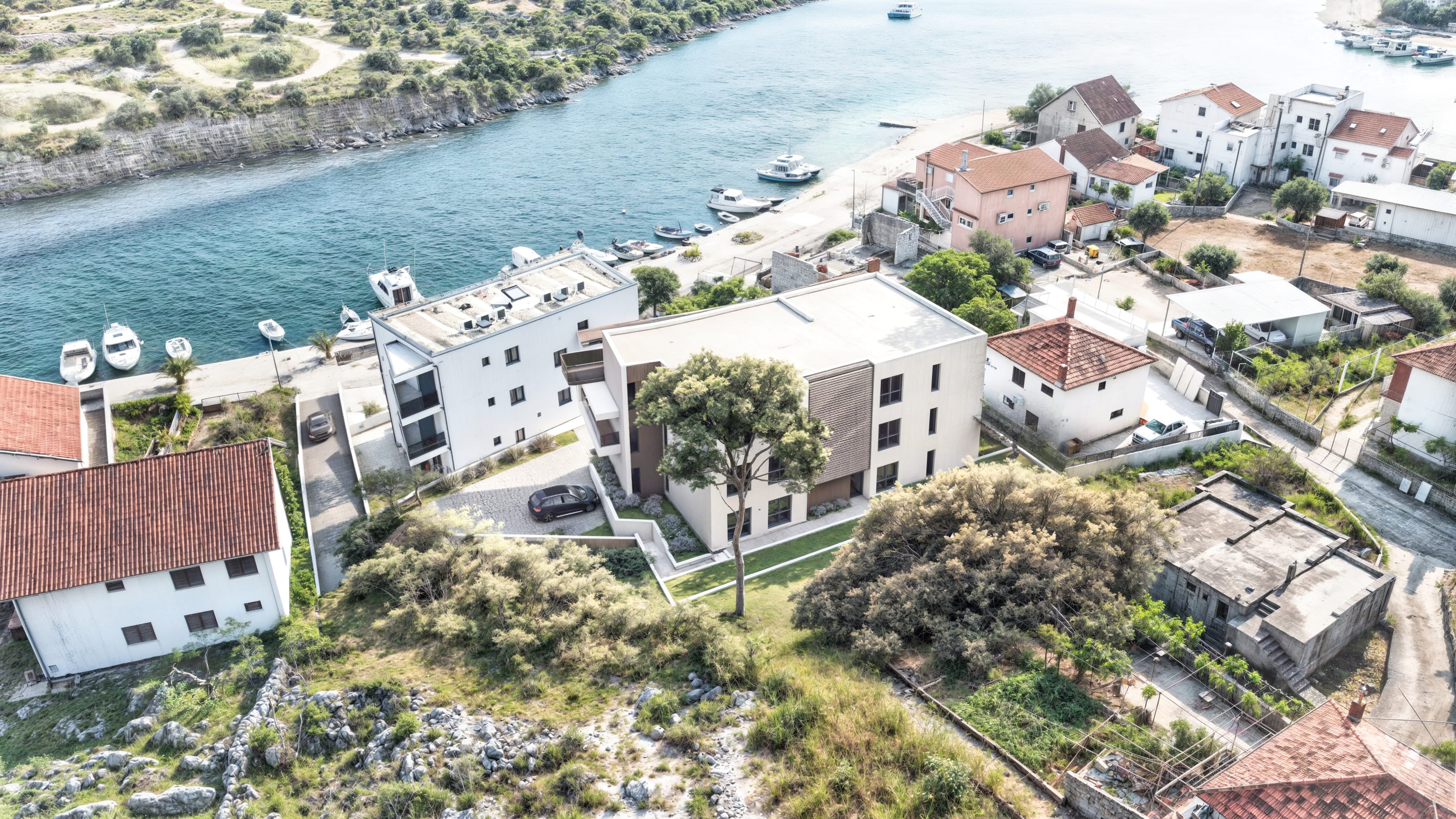 Vizualizacija interijera apartmana u novogradnji Rogoznica Stupin. Prostrani i svijetli unutarnji prostori s pogledom na more, idealni za stanovanje ili investiranje u apartman na dalmatinskoj obali.